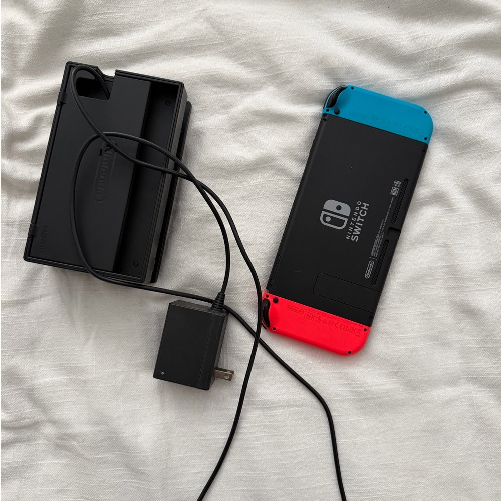 Nintendo Switch - Picture 2 of 4